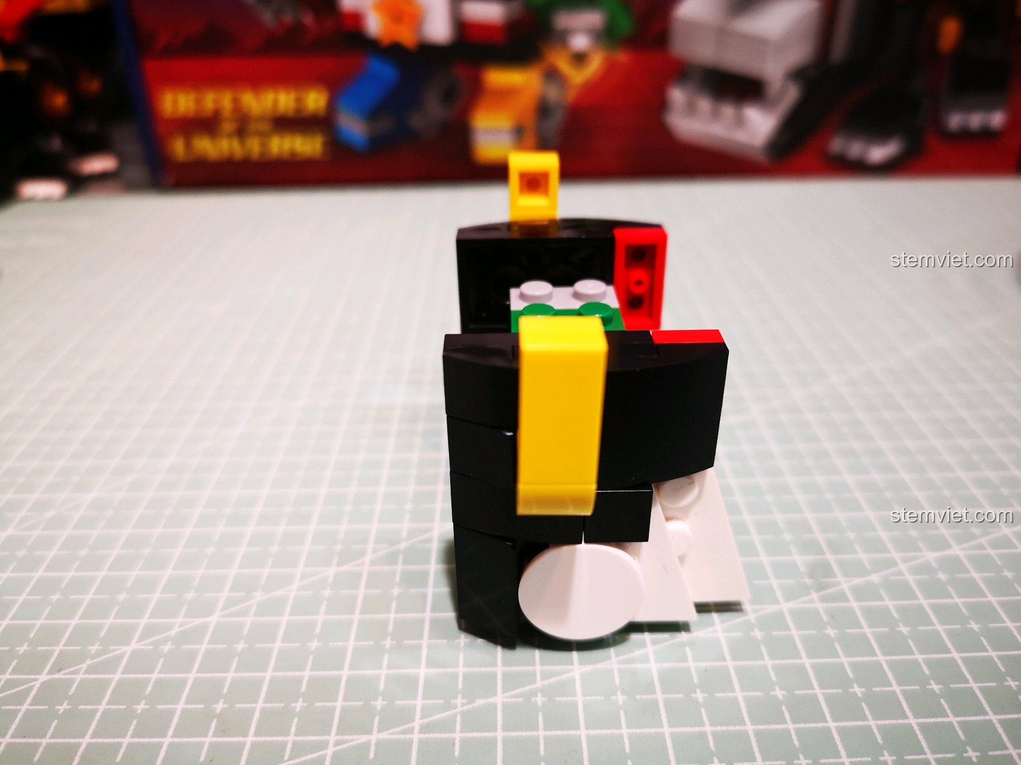 Mặt sau của đầu Voltron sau khi được lắp ráp hoàn chỉnh.