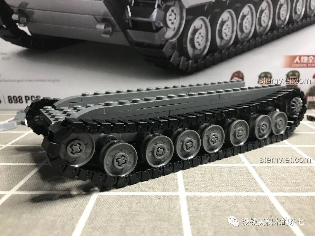 Mặt sau của đế xe tăng Jiazhi 0104 với xích đã lắp, thể hiện phần đuôi xe và các chi tiết nhỏ.