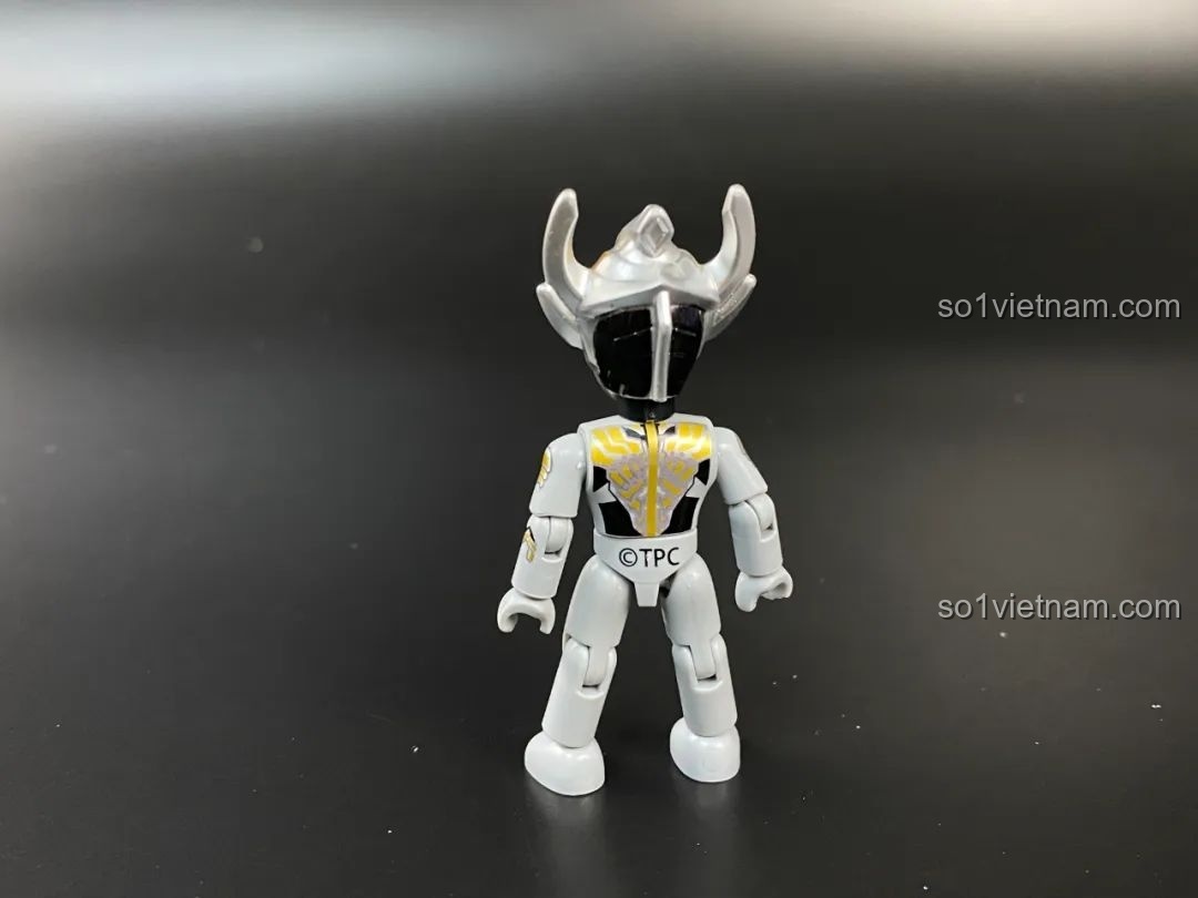 Mặt sau của figure Ultraman Taiga Tri-Strium, cho thấy các chi tiết khớp và logo TPC.