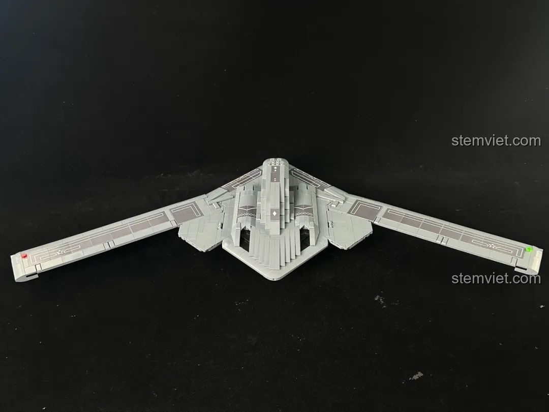 Mặt sau của mô hình máy bay ném bom chiến lược H-20 639026, thể hiện chi tiết động cơ và cánh đuôi.