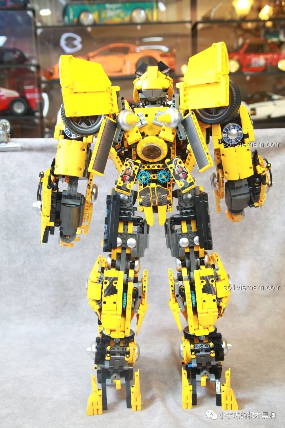 Toàn cảnh mặt sau của mô hình Bumblebee, cho thấy sự phức tạp của thiết kế và các chi tiết ở lưng.
