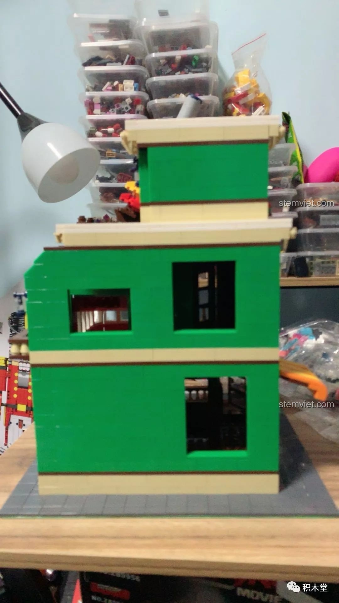 Mặt sau hoàn chỉnh của mô hình WANGE 6313, để lộ không gian mở của các tầng bên trong.