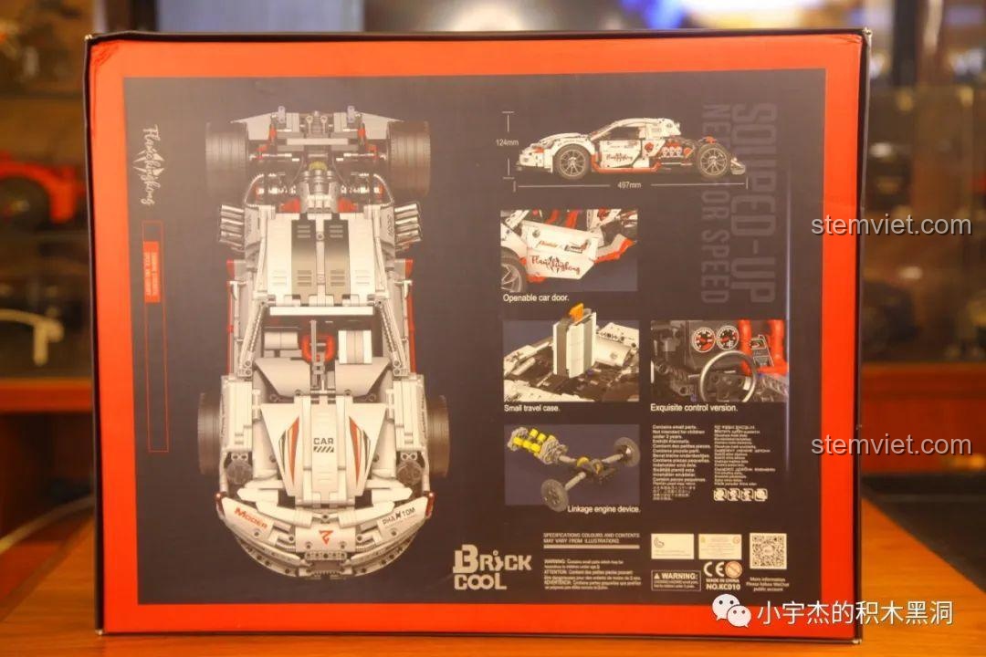Mặt sau hộp BrickCool KC010 mô tả các tính năng chính của xe đua Technic như cửa mở, động cơ và kích thước.