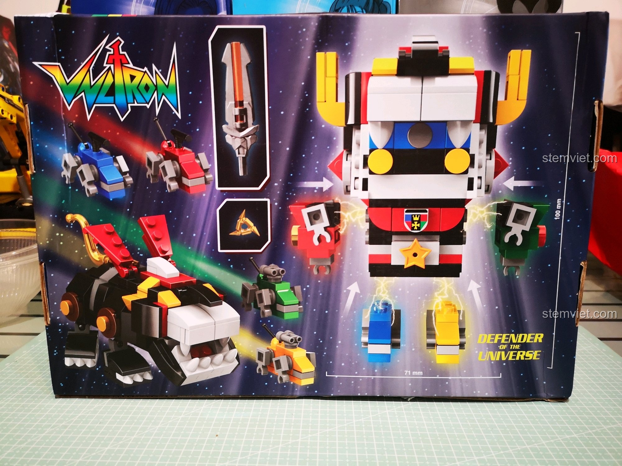 Mặt sau hộp đồ chơi Decool 18002 GoLion hiển thị chi tiết các mẫu lắp ráp được, bao gồm robot Voltron và 5 sư tử.