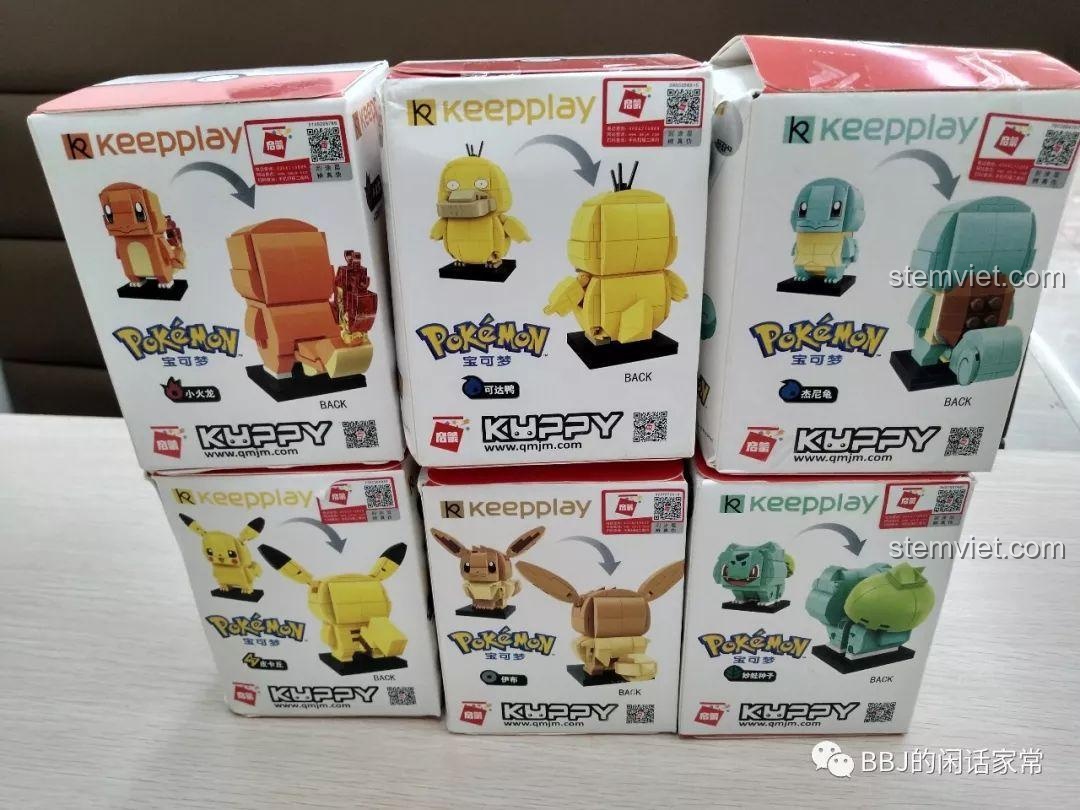 Mặt sau của các hộp đồ chơi xếp hình Pokémon Pikachu A0101 và các bạn, hiển thị mô hình hoàn thiện từ góc nhìn khác.