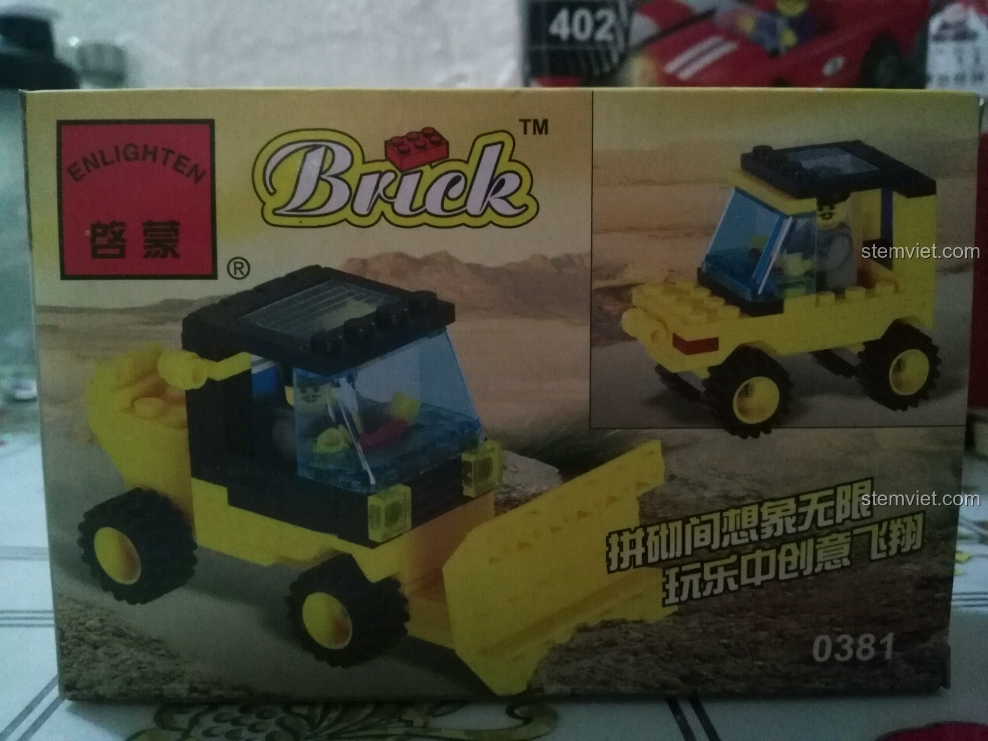 Mặt sau hộp Enlighten 0381 hiển thị mô hình thay thế là một chiếc xe ủi đất.