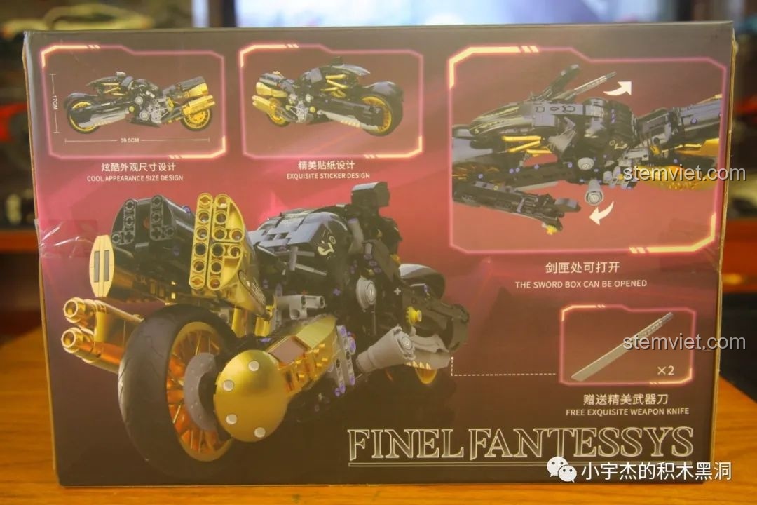 Mặt sau hộp bộ lắp ráp Mô tô Fenrir Sói Lửa Final Fantasy VII KBox 10248, hiển thị kích thước mô hình và tính năng cất giữ kiếm.