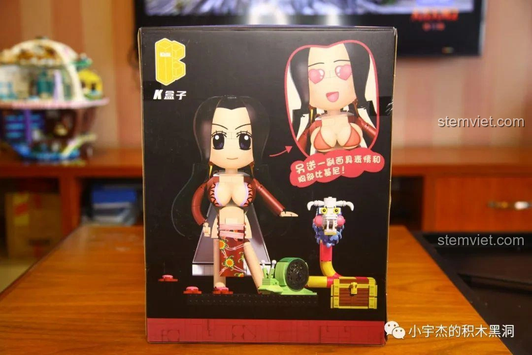 Mặt sau hộp đồ chơi lắp ráp KBOX 10303 Nữ Đế Boa Hancock, giới thiệu phụ kiện bikini và biểu cảm khuôn mặt thay thế.