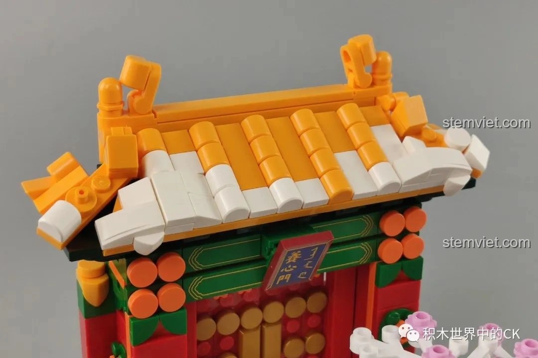 Mặt sau hộp bộ lắp ghép Keeppley K10145 Du Viên Ý Thú, hiển thị thông số kỹ thuật và các chi tiết nổi bật.