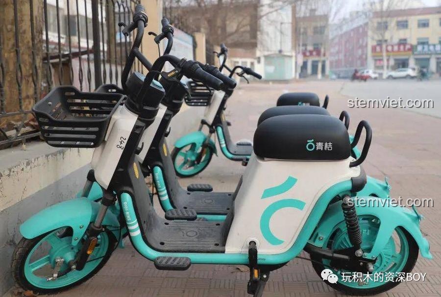 Mặt sau hộp bộ lắp ráp xe điện ZHEGAO QL1265, giới thiệu các tính năng chuyển động của mô hình.