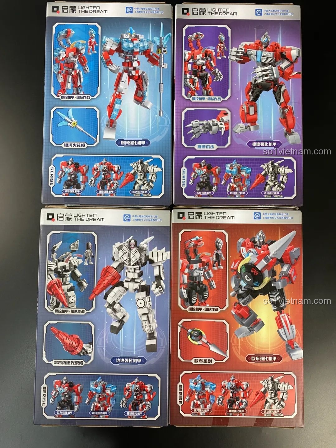 Mặt sau của bốn hộp Mecha Qman Ultraman, hiển thị các tính năng, phụ kiện và các mẫu khác trong series.