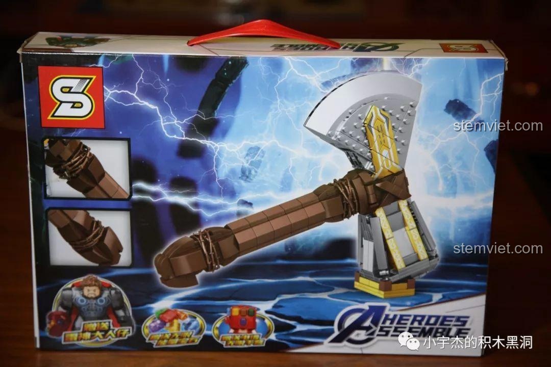 Mặt sau hộp đồ chơi mô hình Rìu Stormbreaker SY1399 hiển thị các chi tiết lắp ráp và minifigure Thor đi kèm.