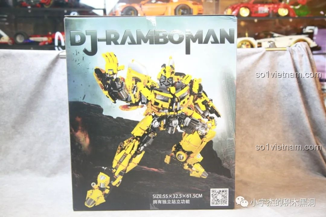 Mặt sau hộp đồ chơi mô hình Bumblebee K-BOX V5007 hiển thị một tư thế chiến đấu mạnh mẽ của robot đã hoàn thiện.