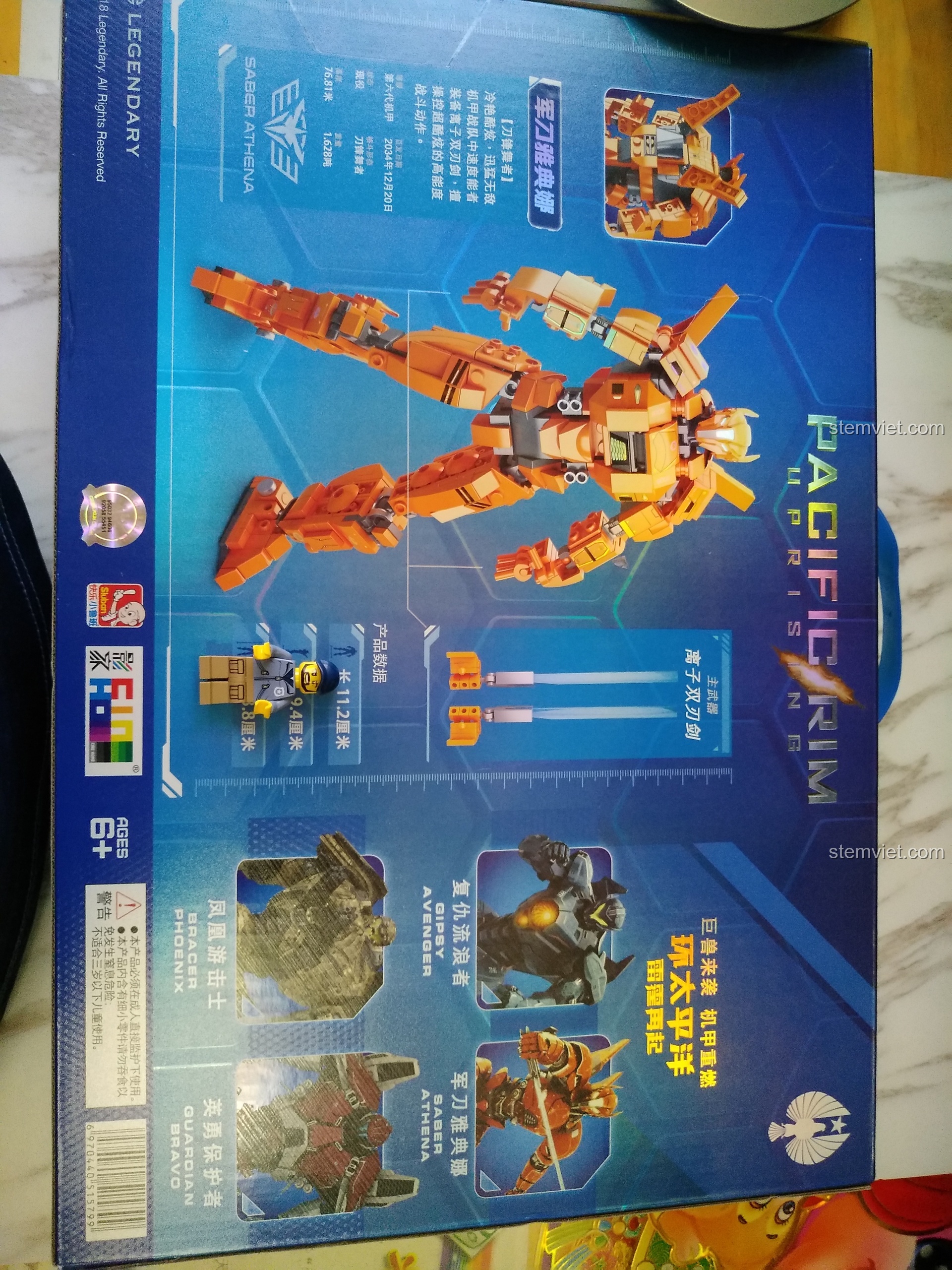 Mặt sau hộp đồ chơi xếp hình Sluban B0726B hiển thị các tư thế của Saber Athena, thông số kỹ thuật và các mẫu robot khác.