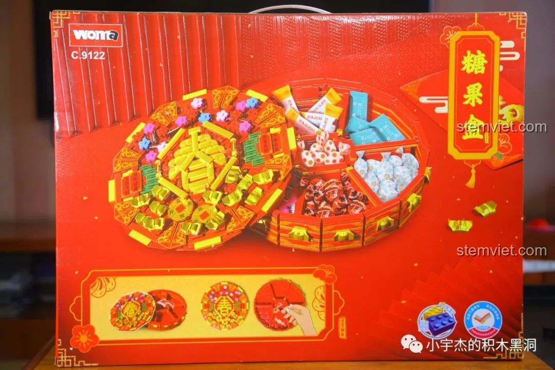 Mặt sau hộp WOMA C.9122 minh họa cách sử dụng hộp đựng mứt Tết sau khi lắp ráp xong, có thể chứa nhiều loại bánh kẹo.