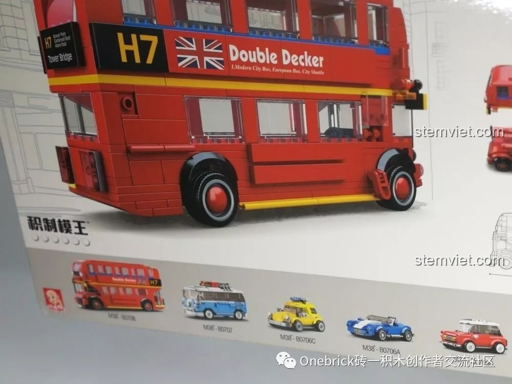 Mặt sau hộp xe buýt đỏ hai tầng London Sluban hiển thị các mẫu xe khác.