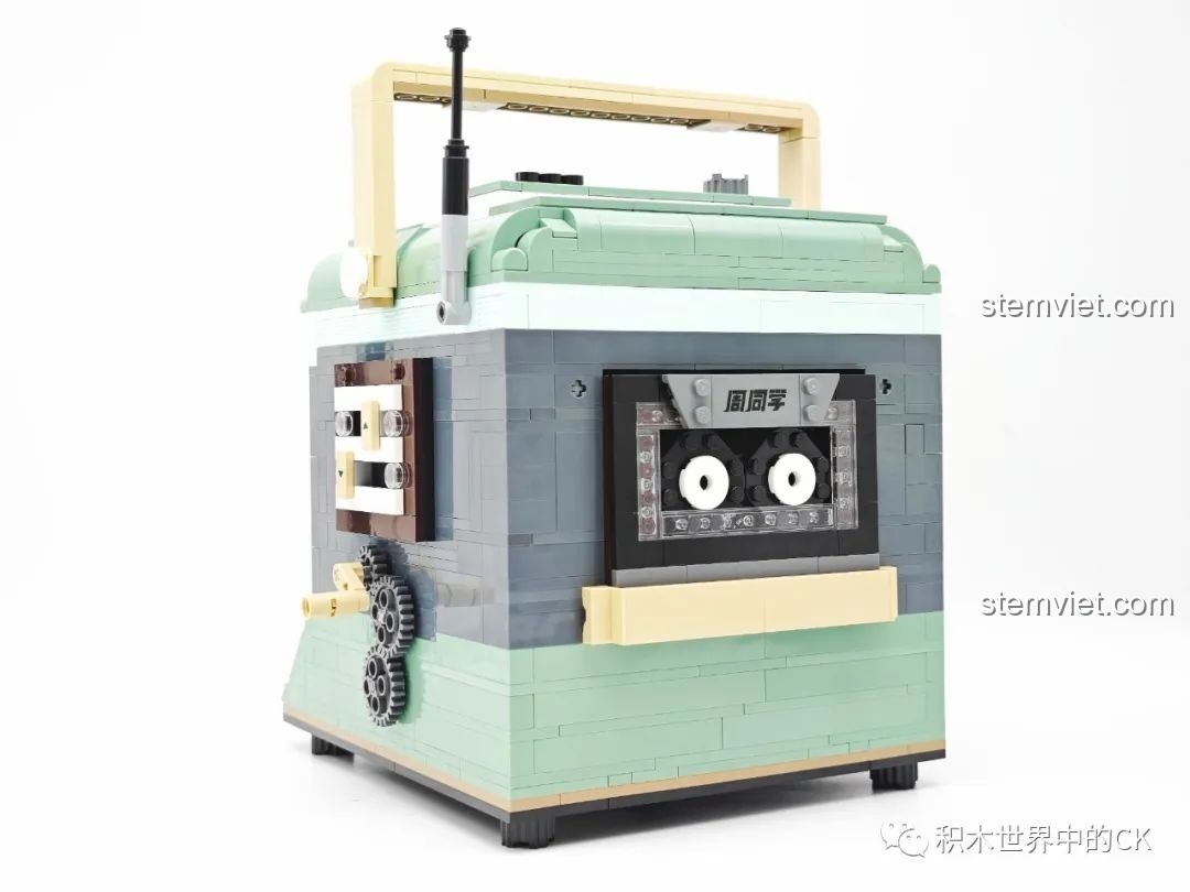 Mặt sau của mô hình Keeppley DZ0157 với khe chứa cuộn băng cassette, một chi tiết thiết kế thông minh.