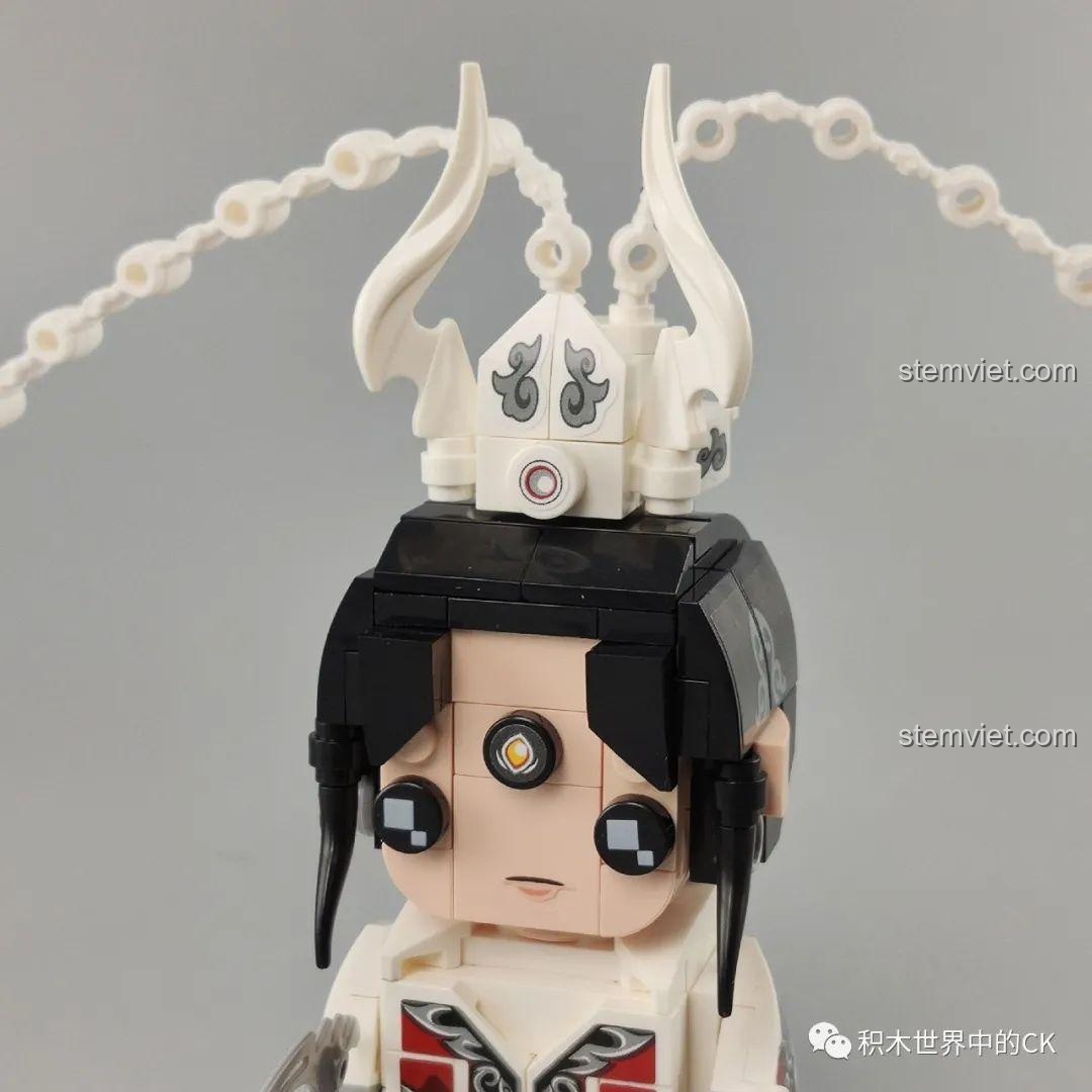 Mặt sau mô hình lắp ráp Khương Tử Nha Zhegao QL2304, cho thấy chi tiết áo choàng và mũ.