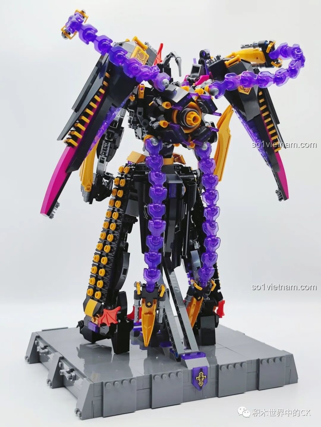 Mặt sau của Kỵ Sĩ Tai Ương JIESTAR 67010, các chi tiết cánh và đuôi rồng được thiết kế tinh xảo, tăng vẻ hầm hố cho robot.