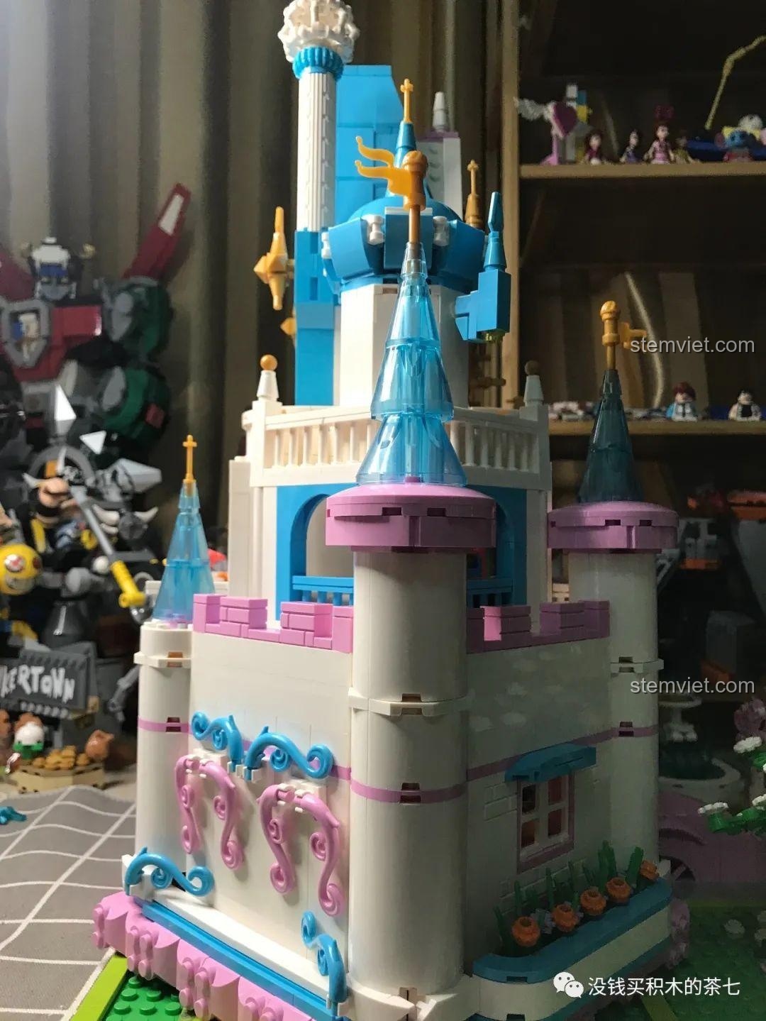 Mặt sau của lâu đài hoàn thiện được mở ra, khoe trọn vẹn nội thất các tầng.