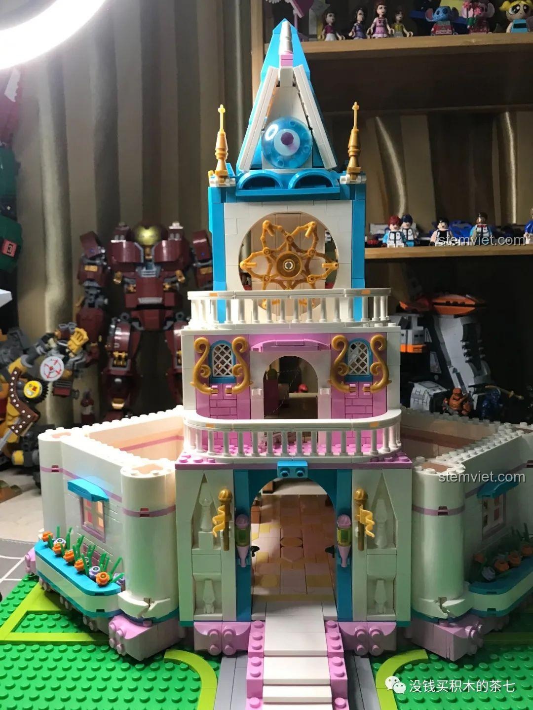 Mặt sau của lâu đài để lộ toàn bộ nội thất các tầng, từ phòng ăn, nhà bếp đến phòng ngủ.