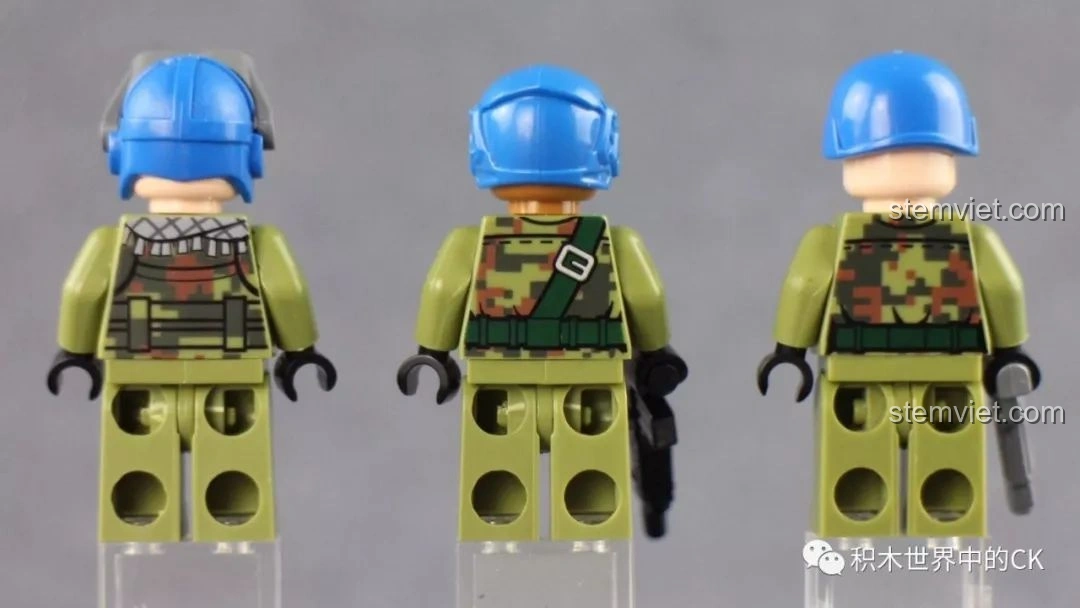 Mặt sau của ba nhân vật lính trong bộ Qman 3208 Chiến Dịch Thiên Mạc, hiển thị chi tiết áo giáp và ba lô.