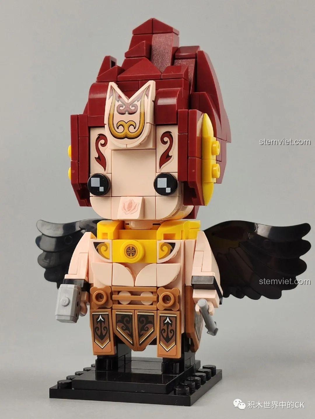 Mặt sau mô hình lắp ráp Lôi Chấn Tử Zhegao QL2301, cho thấy rõ đôi cánh và họa tiết trang phục.