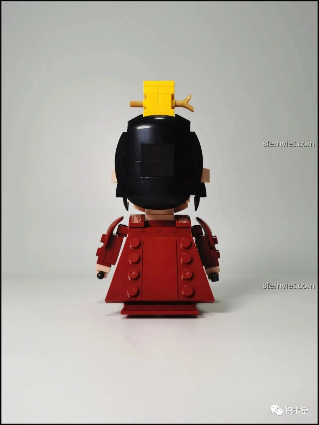 Mặt sau của mô hình lắp ráp Sluban Q-Bricks Lưu Bị đã hoàn thành.