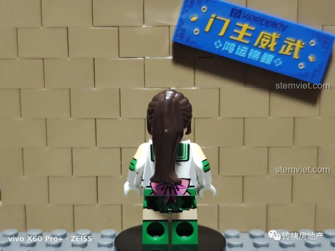 Mặt sau của minifigure Thủy Thủ Sao Mộc Makoto Kino, với chiếc nơ màu hồng, một phần của bộ đồ chơi sưu tầm Kopf KF6035.