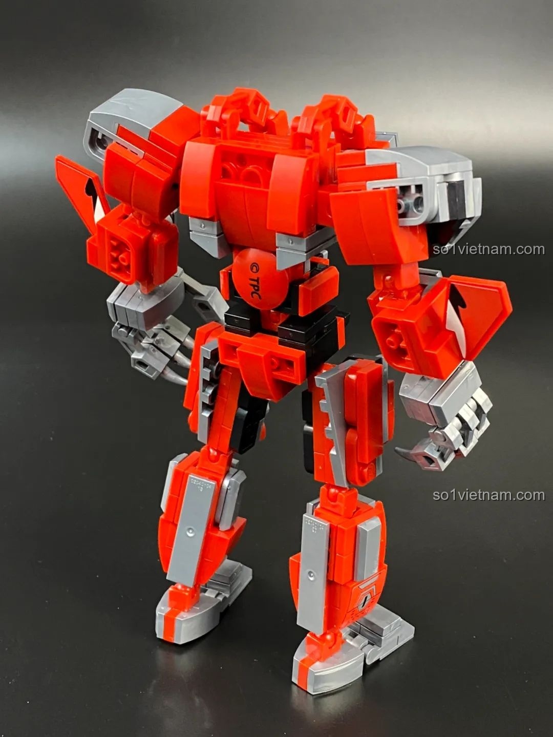 Mặt sau của mô hình Mecha Ultraman Geed Qman 75047 đã hoàn thiện, cho thấy các chi tiết lưng và chân.