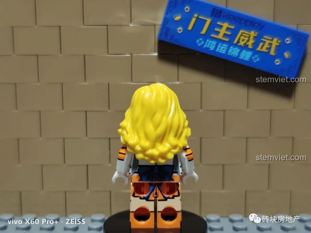 Mặt sau của minifigure Thủy Thủ Sao Kim Minako Aino, với chiếc nơ màu xanh dương, trong bộ đồ chơi Sailor Venus kf474.