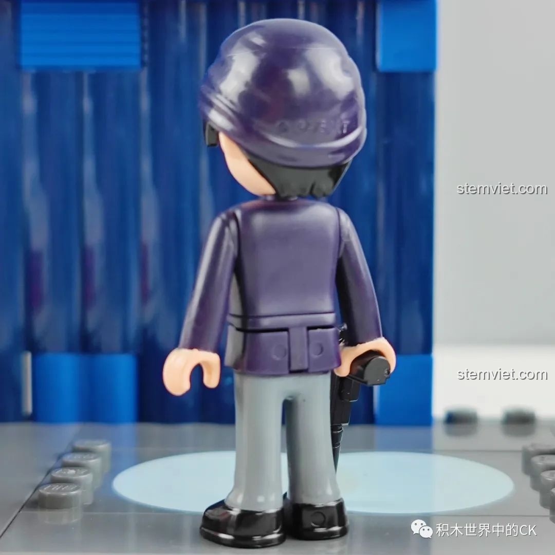 Mặt sau của minifigure Akai Shuichi trong bộ K20708.