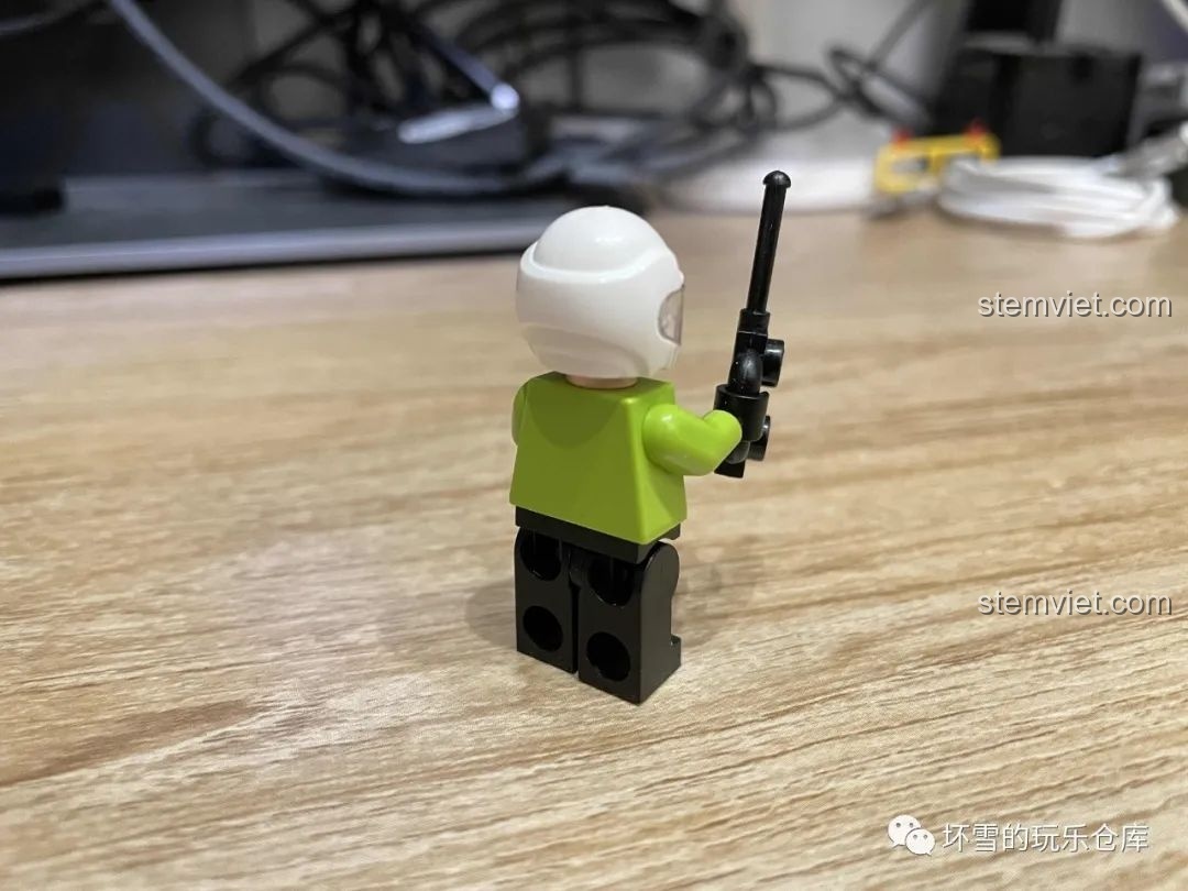 Mặt sau của minifigure cảnh sát Hồng trong bộ đồ chơi lắp ráp xe cứu hỏa đa năng QMAN 2807.