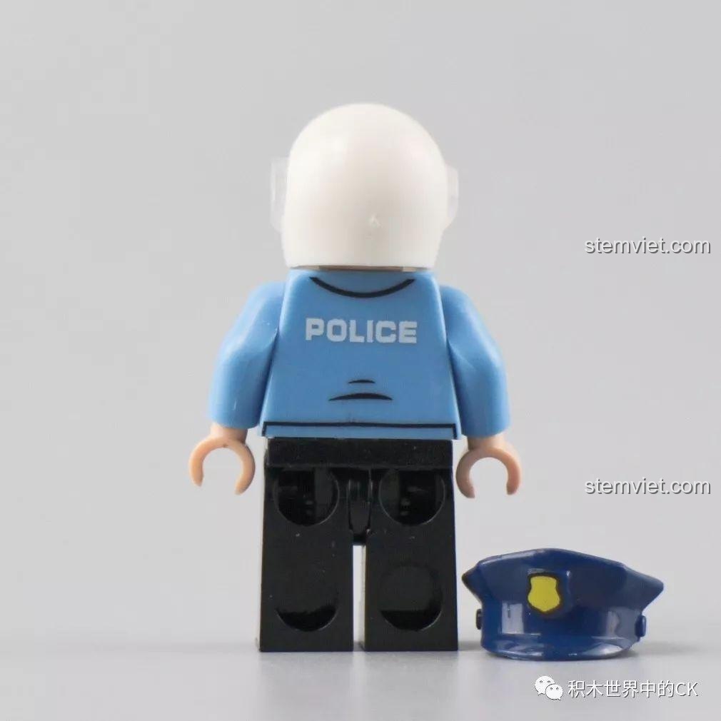 Mặt sau của minifigure cảnh sát SEMBO 607029 với chữ POLICE được in rõ ràng, thể hiện sự chi tiết.
