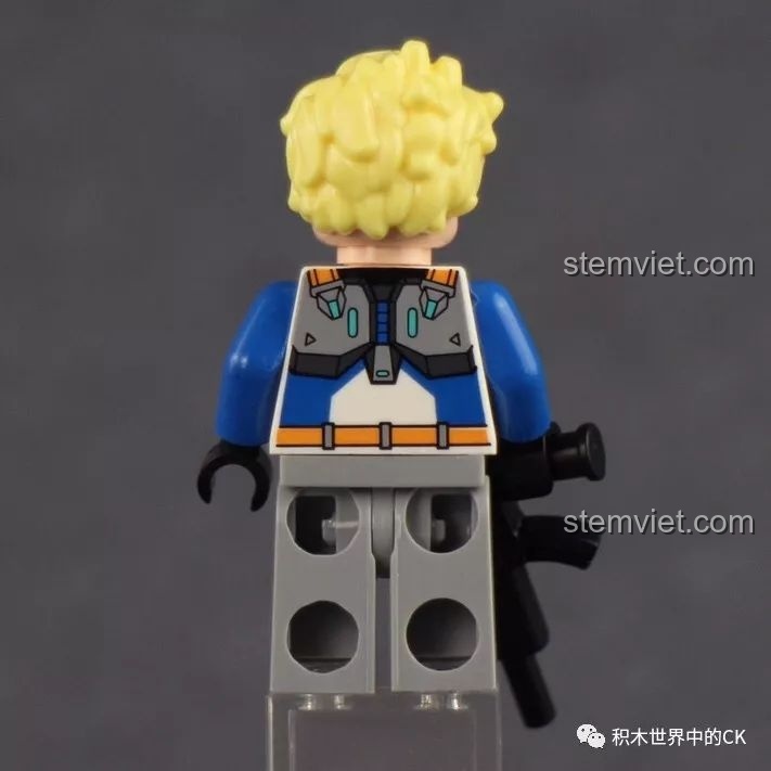 Mặt sau của minifigure Cao Dương trong bộ QMAN 3302, với các chi tiết in sắc nét trên lưng áo giáp.