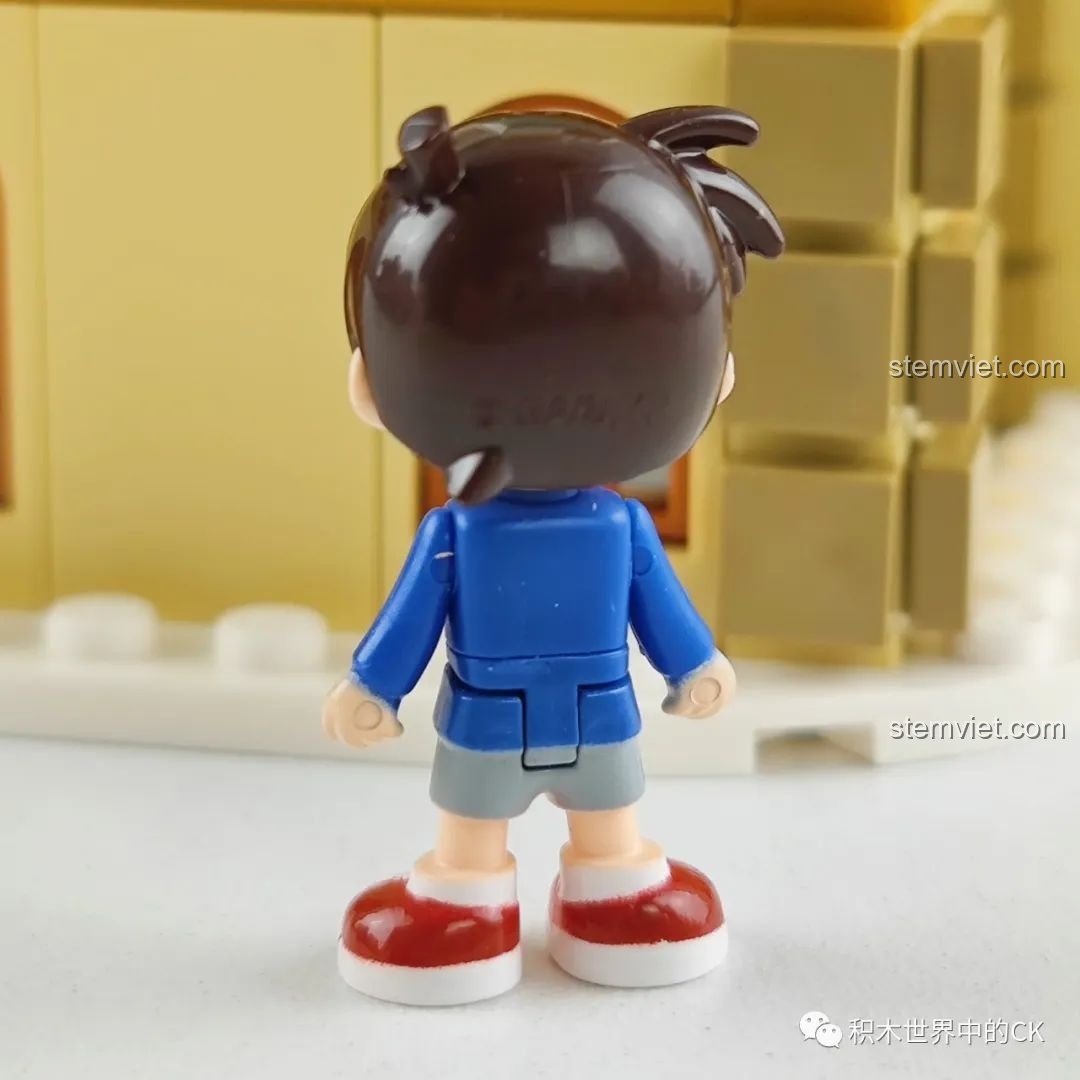 Mặt sau của minifigure Conan Edogawa trong bộ K20706.