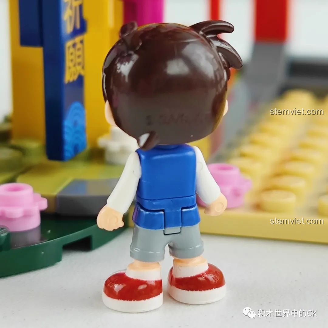 Mặt sau của minifigure Conan Edogawa trong bộ K20707.