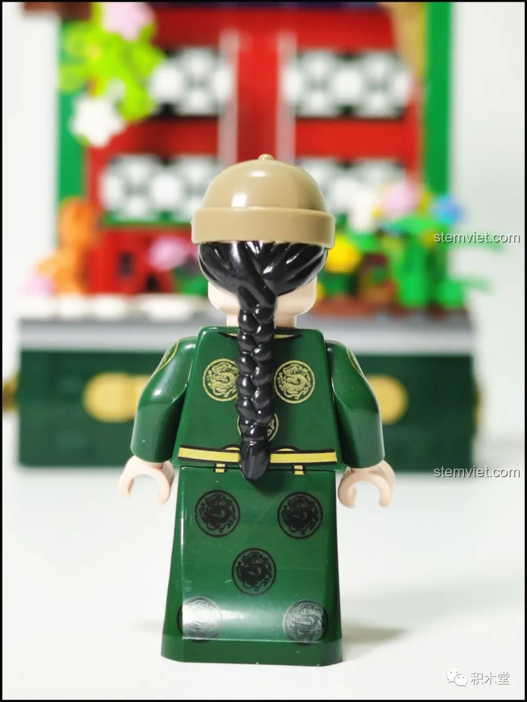 Mặt sau minifigure Quan Gia của bộ lắp ghép Wekki 506002 Vườn Thượng Uyển Bốn Mùa: Cảnh Xuân - Quan Gia Lập Kỳ