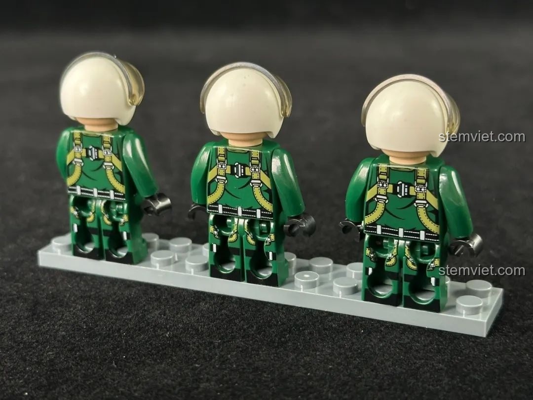 Mặt sau của ba minifigure phi công trong bộ Panlos Brick 639026 Sát thủ tàng hình H-20, thể hiện chi tiết trang bị.