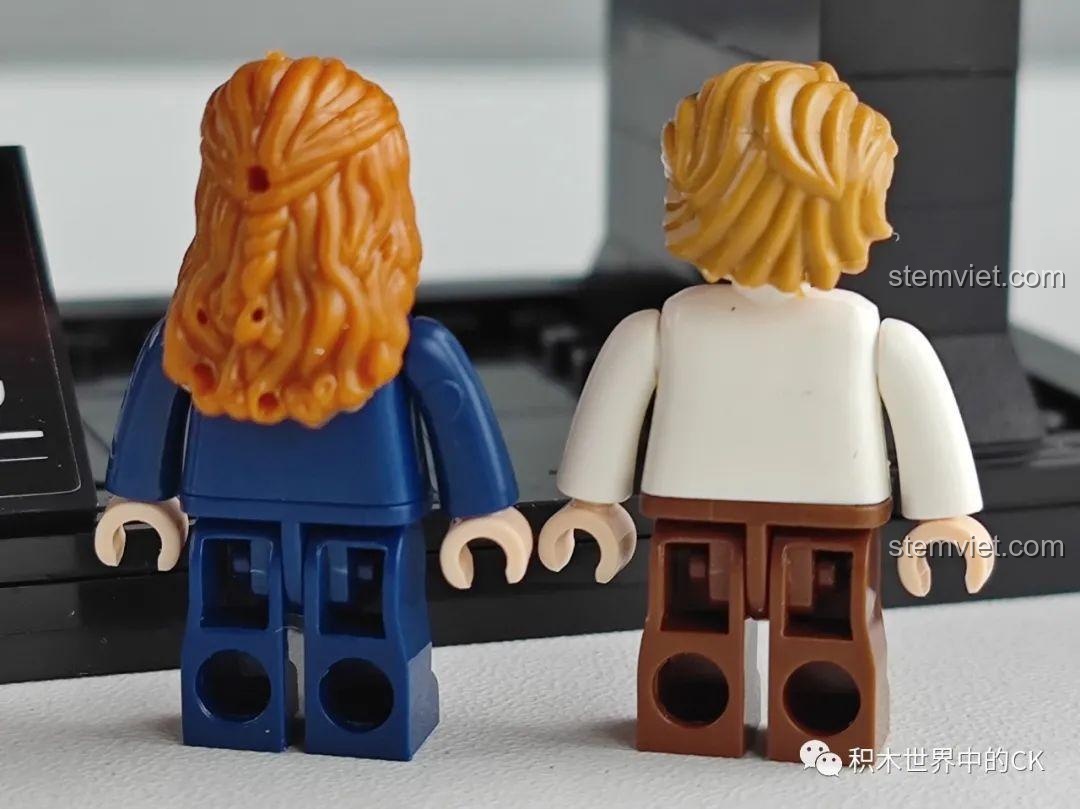 Mặt sau của minifigure Jack và Rose, cho thấy chi tiết tóc và trang phục được thiết kế tỉ mỉ từ phía sau.