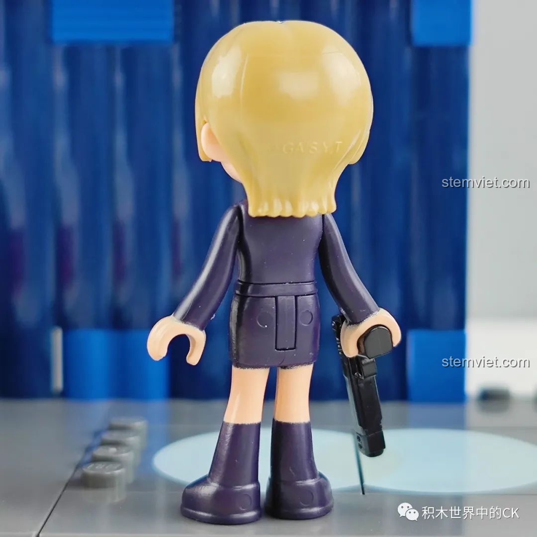 Mặt sau của minifigure Jodie Starling trong bộ K20708.