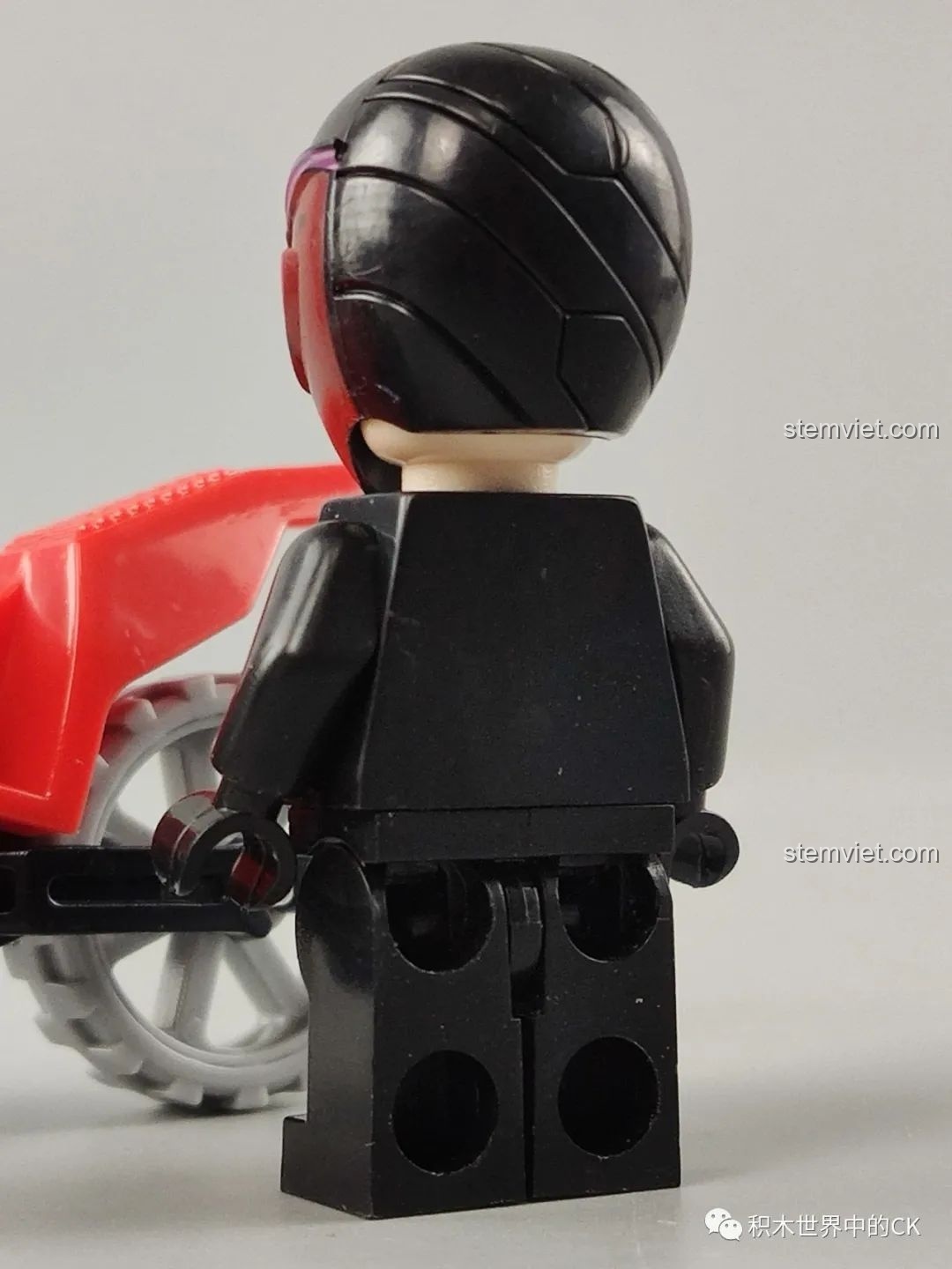 Mặt sau trống trơn của minifigure Kamen Rider Build, một điểm yếu của bộ lắp ghép Kamen Rider Build 81882232.