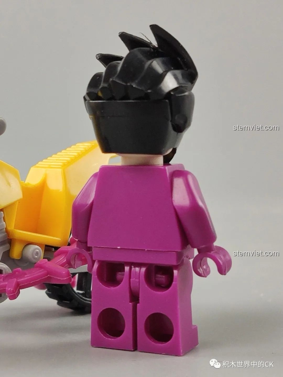 Mặt sau trống trơn của minifigure Kamen Rider Ex-Aid, một nhược điểm chung của bộ lắp ghép 818 82232.