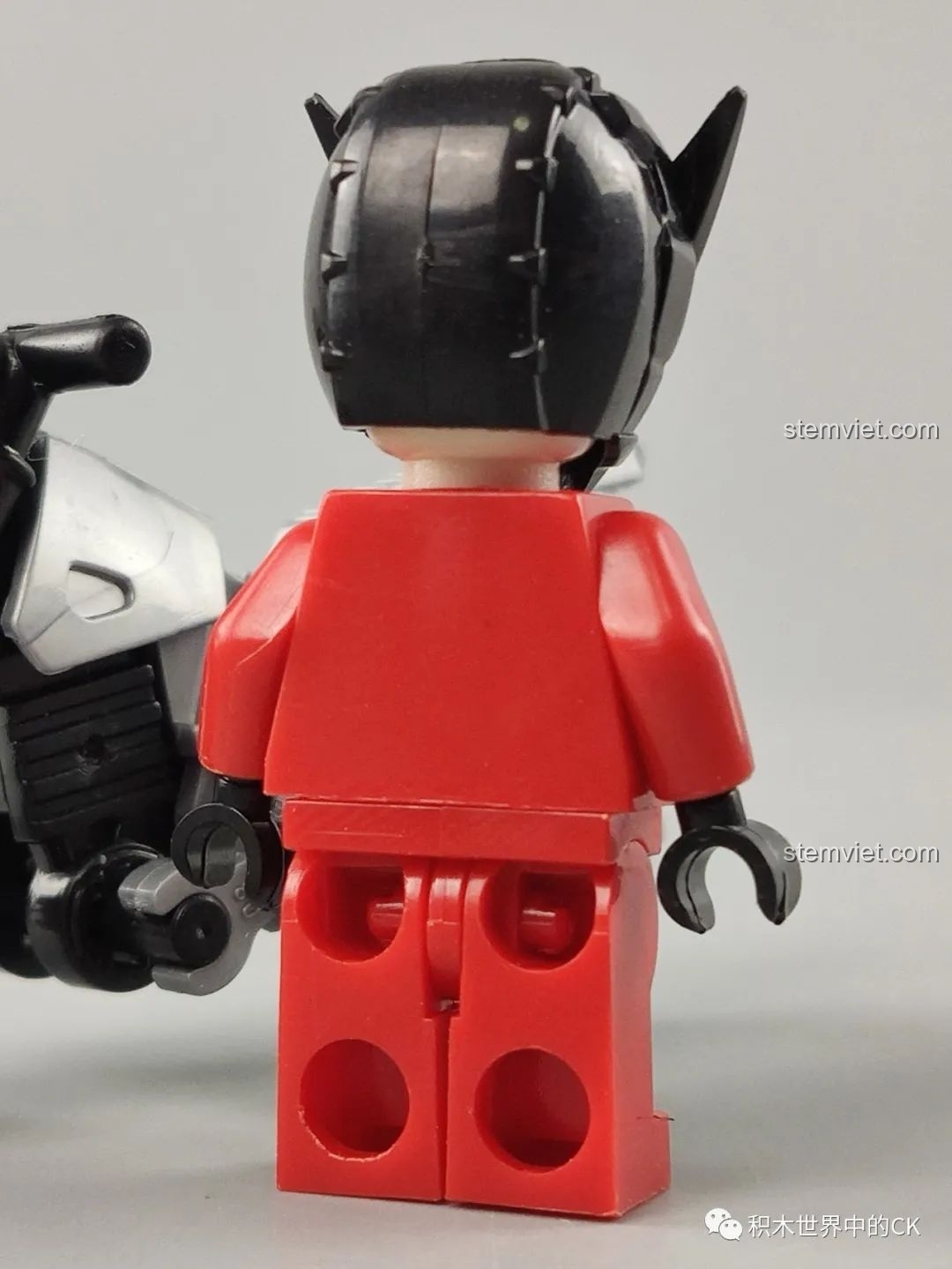 Mặt sau trống không của minifigure Kamen Rider Geiz, cho thấy sự thiếu đầu tư vào hoàn thiện sản phẩm 818.