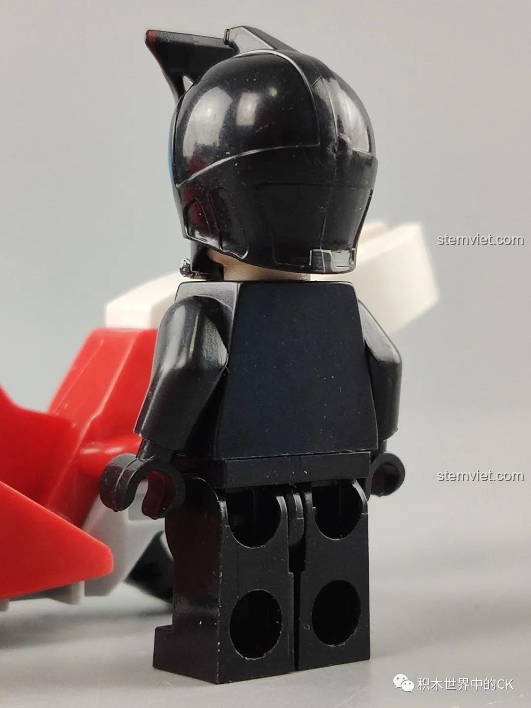 Mặt sau trống trơn của minifigure Kamen Rider Kabuto, một điểm trừ về chất lượng hoàn thiện sản phẩm.
