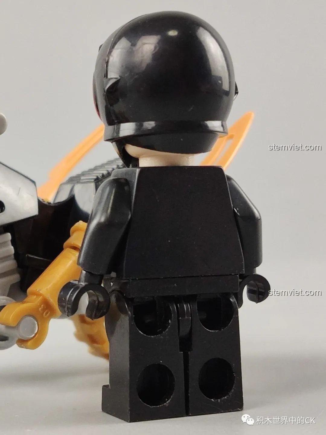 Mặt sau trống trơn của minifigure Kamen Rider Kuuga, một điểm trừ lớn về chất lượng hoàn thiện.