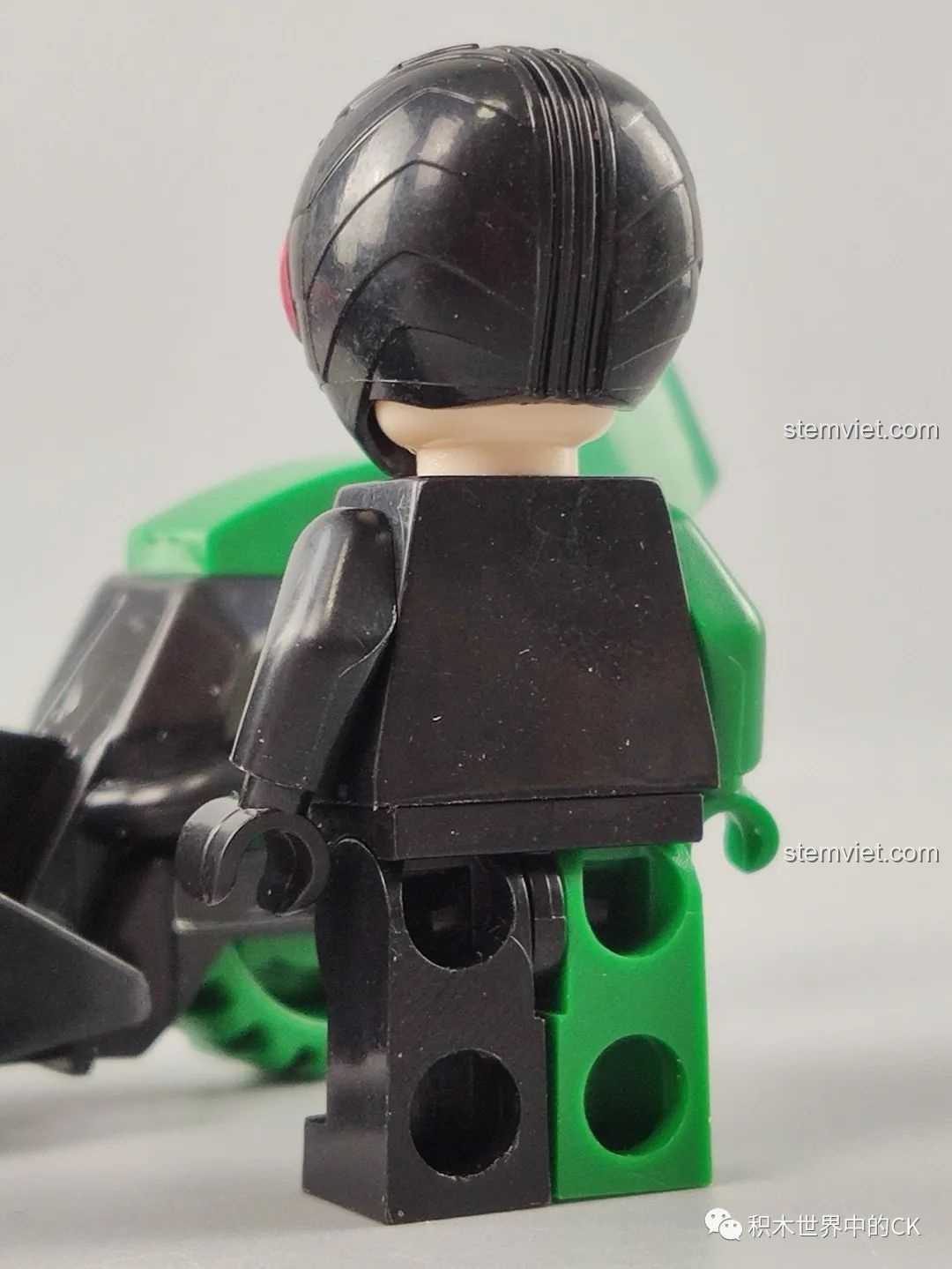 Mặt sau trống trơn của minifigure Kamen Rider W, một đặc điểm chung của bộ sản phẩm này.