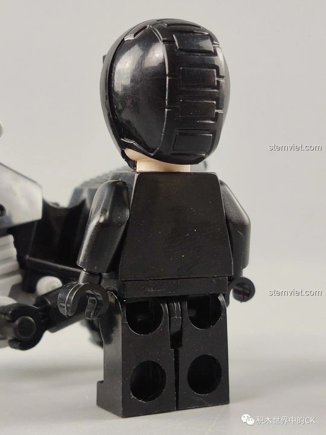 Mặt sau trống trơn của minifigure Kamen Rider Zi-O Decade Armor, một nhược điểm cố hữu của bộ sản phẩm.