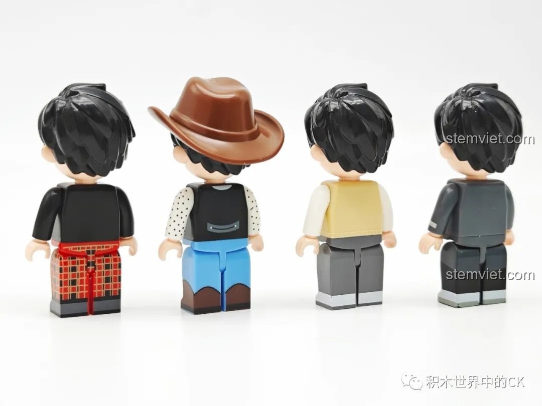 Mặt sau của 4 minifigure trong bộ Keeppley DZ0157, cho thấy các chi tiết in sắc nét và đầy đủ.