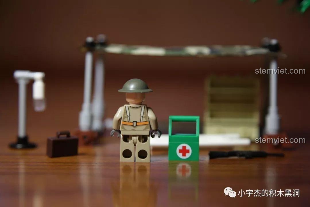 Mặt sau của minifigure lính Anh trong bộ SEMBO 101105, có in chi tiết dây đeo và trang bị sau lưng.